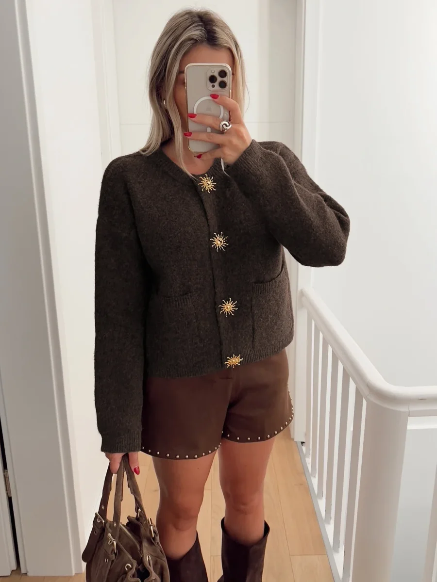 Cardigancon tasche e bottoni soli in metallo