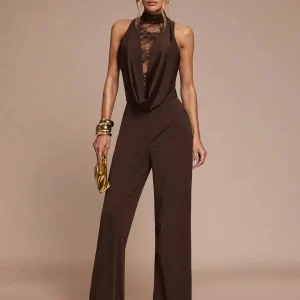 Tuta elegante con inserti in pizzo e scollo a cascata