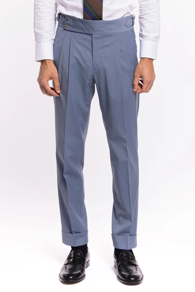 Pantalone uomo Celeste in fresco lana tinta unita vita alta con pinces fibbie laterali e risvolto 4cm - immagine 2