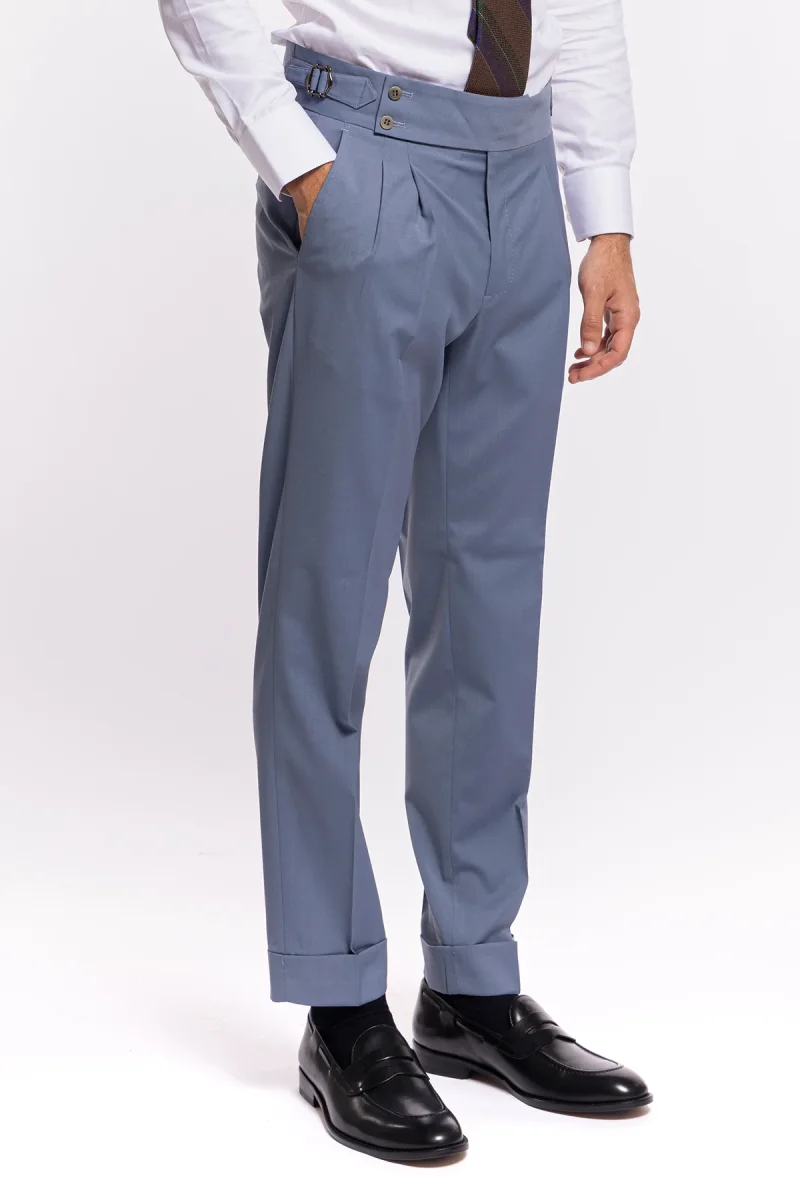Pantalone uomo Celeste in fresco lana tinta unita vita alta con pinces fibbie laterali e risvolto 4cm - immagine 3