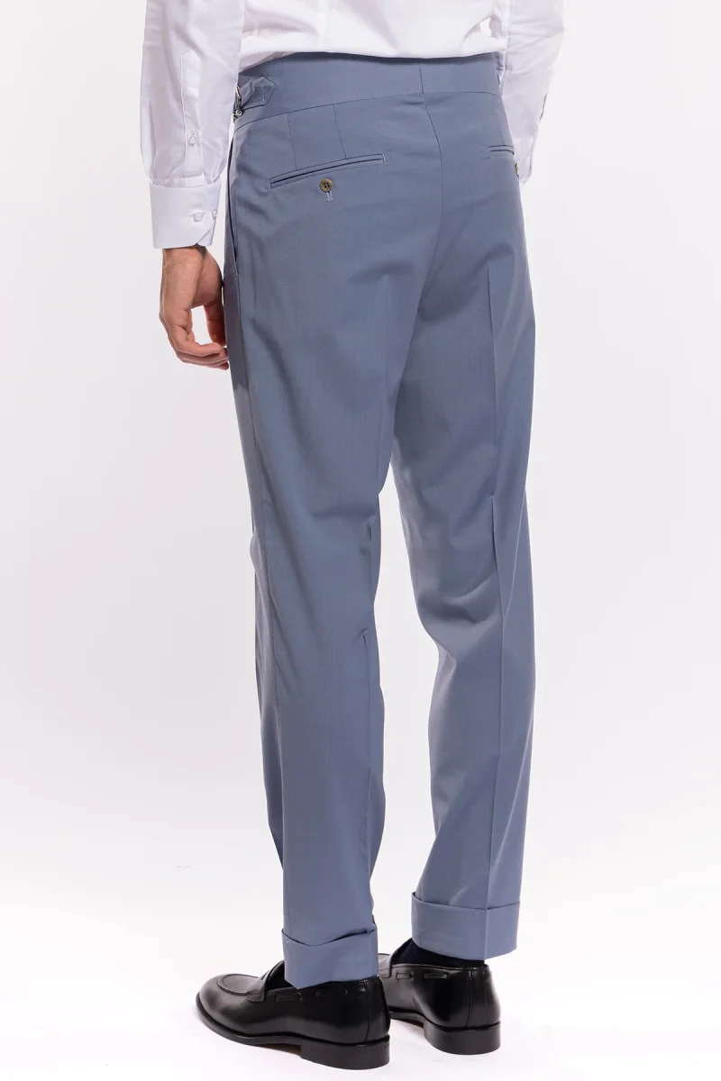 Pantalone uomo Celeste in fresco lana tinta unita vita alta con pinces fibbie laterali e risvolto 4cm - immagine 4
