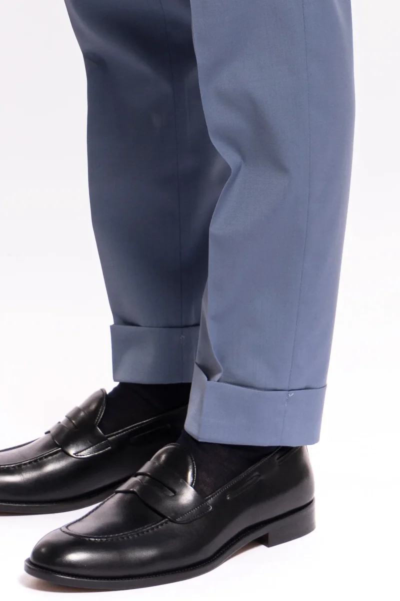 Pantalone uomo Celeste in fresco lana tinta unita vita alta con pinces fibbie laterali e risvolto 4cm - immagine 6