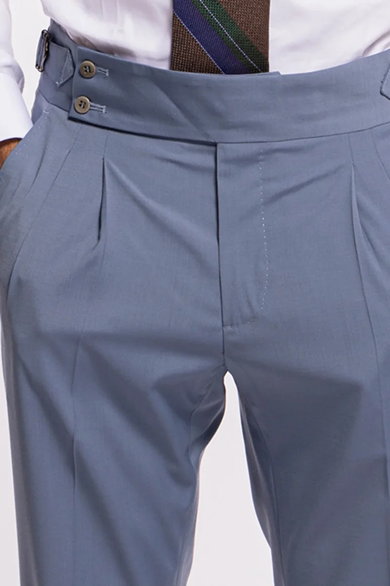 Pantalone uomo Celeste in fresco lana tinta unita vita alta con pinces fibbie laterali e risvolto 4cm - immagine 5