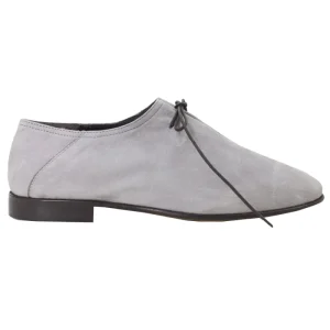 Scarpe basse da uomo grigie in camoscio con chiusura laccio e suola in cuoio made in italy