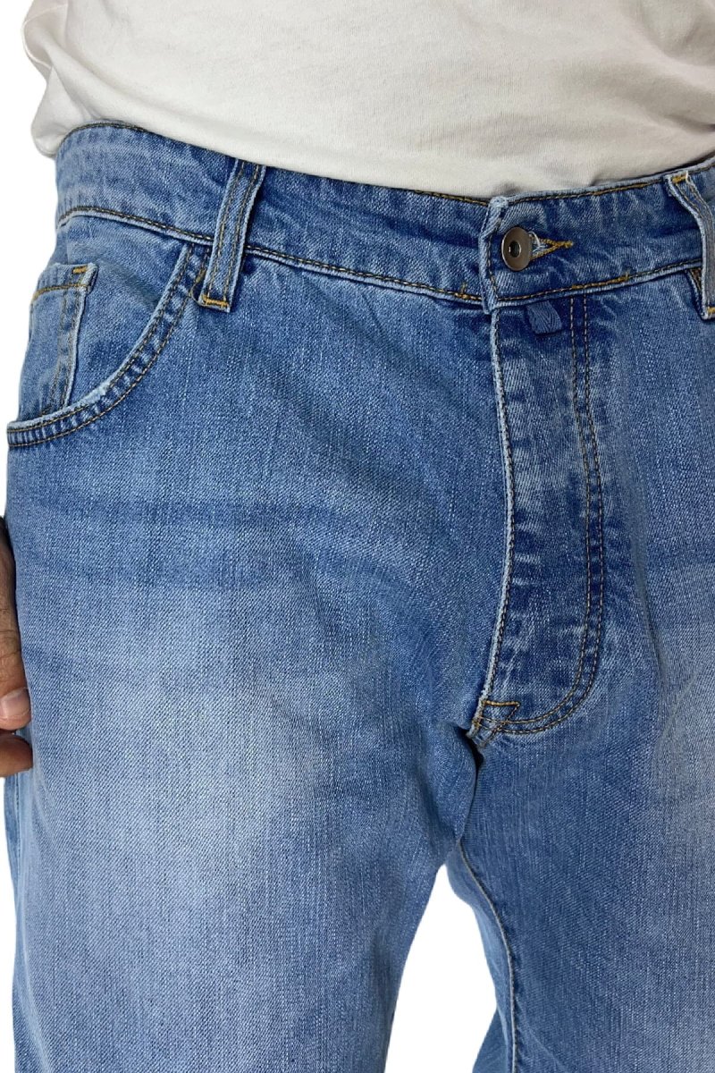 Jeans da uomo lavaggio chiaro modello 5 tasche regular fit made in italy - immagine 5