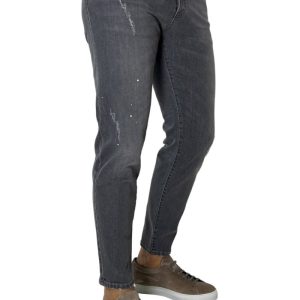 Jeans strappati da uomo grigio medio con leggere sabbiature bianche e schizzi di pittura