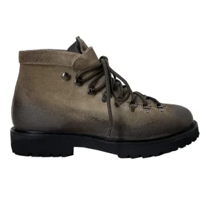Stivaletti da uomo beige in camoscio con chiusura lacci anfibi e suola carrarmato made in italy