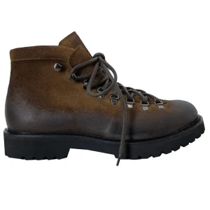 Stivaletti da uomo marrone in camoscio con chiusura lacci anfibi e suola carrarmato made in italy