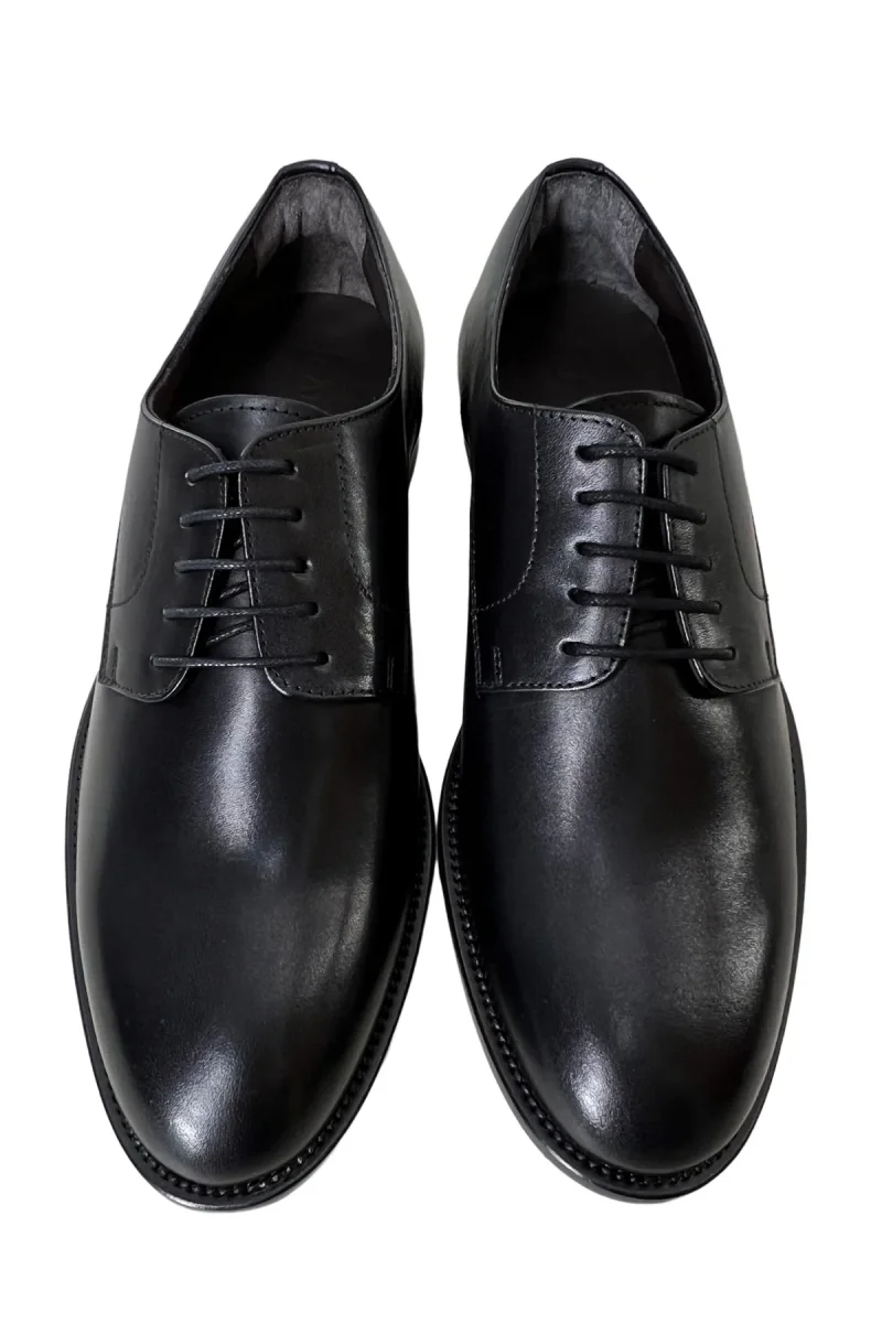 Scarpe stringate da uomo nere modello derby in vera pelle con chiusura lacci e suola in cuoio - immagine 3