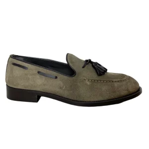 Mocassini uomo beige in camoscio con nappine in pelle marrone e suola in cuoio made in italy