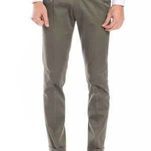 Pantalone uomo Verde militare di cotone leggermente elastico tasca america con una pinces e risvolto 4cm