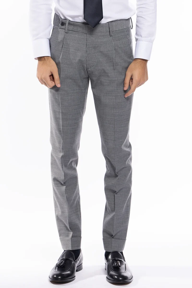 Pantalone uomo grigio fresco lana fantasia riga bianca tasca america con una pinces e risvolto 4cm - immagine 2