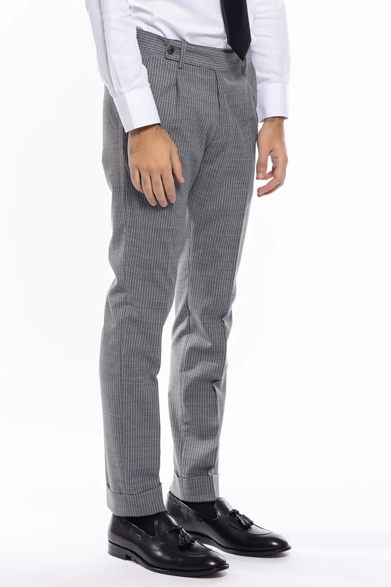 Pantalone uomo grigio fresco lana fantasia riga bianca tasca america con una pinces e risvolto 4cm - immagine 4