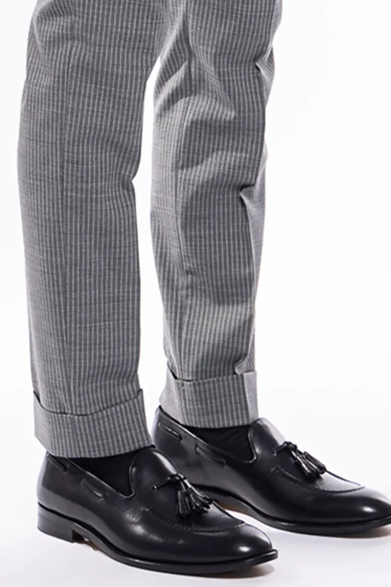 Pantalone uomo grigio fresco lana fantasia riga bianca tasca america con una pinces e risvolto 4cm - immagine 6