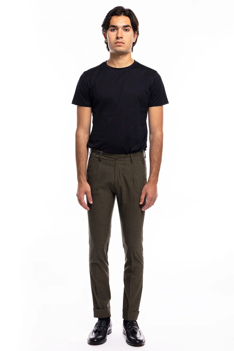 Pantalone uomo verde militare extra slim fresco lana tasca america con una pinces e risvolto 4cm - immagine 3