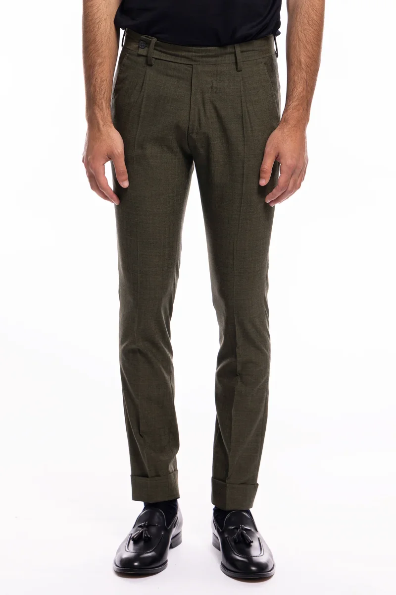 Pantalone uomo verde militare extra slim fresco lana tasca america con una pinces e risvolto 4cm - immagine 2