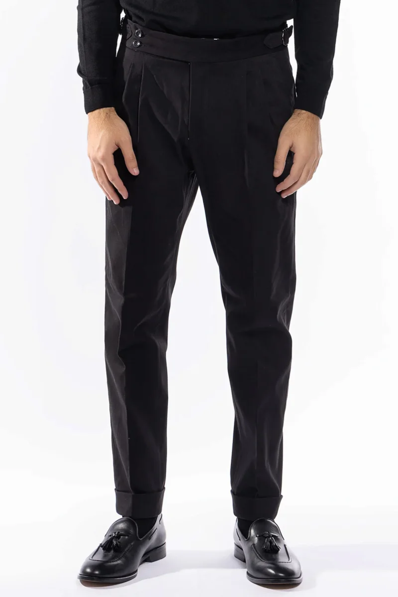 Pantalone uomo nero vita alta tasca america in cotone con doppia pinces e fibbie laterali - immagine 2