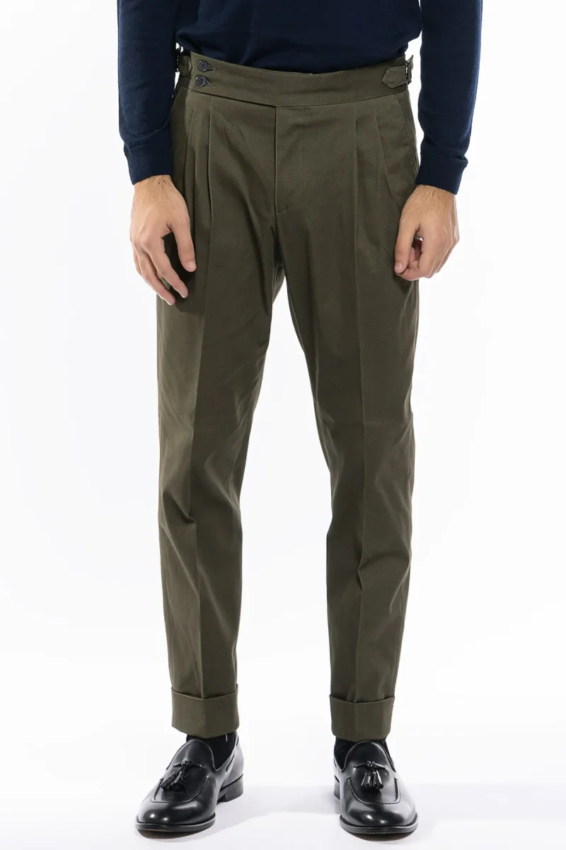 Pantalone uomo Verde militare vita alta tasca america in cotone con doppia pinces e fibbie laterali - immagine 2