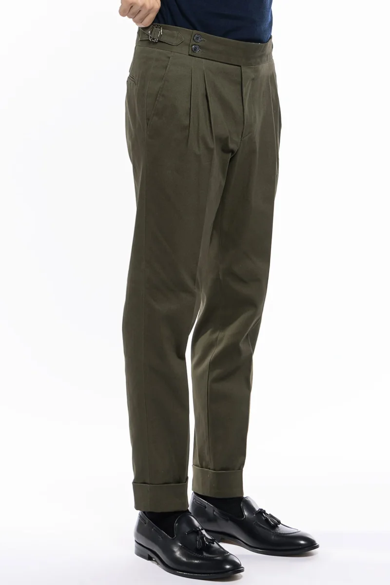 Pantalone uomo Verde militare vita alta tasca america in cotone con doppia pinces e fibbie laterali - immagine 4