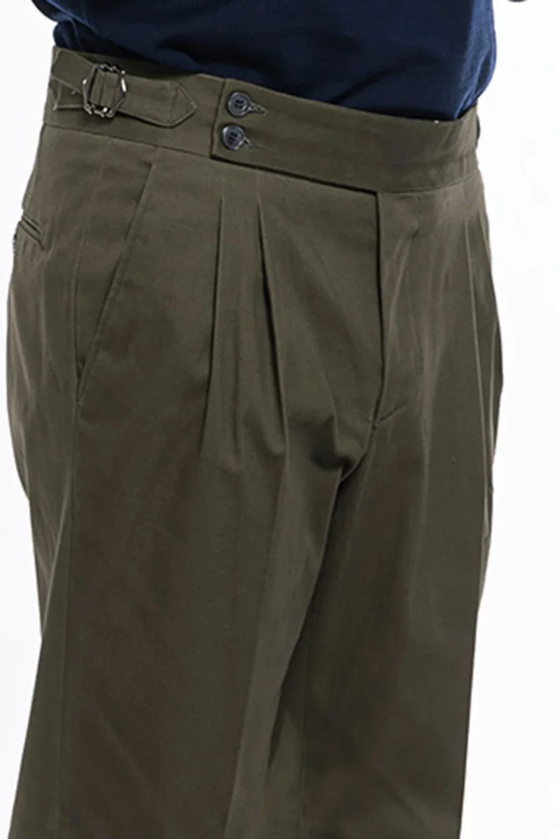 Pantalone uomo Verde militare vita alta tasca america in cotone con doppia pinces e fibbie laterali - immagine 5
