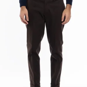 Pantalone uomo marrone tasca america in cotone slim fit con risvolto di 5cm