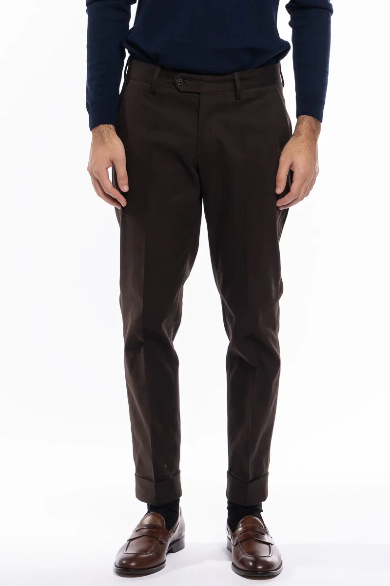 Pantalone uomo marrone tasca america in cotone slim fit con risvolto di 5cm - immagine 2