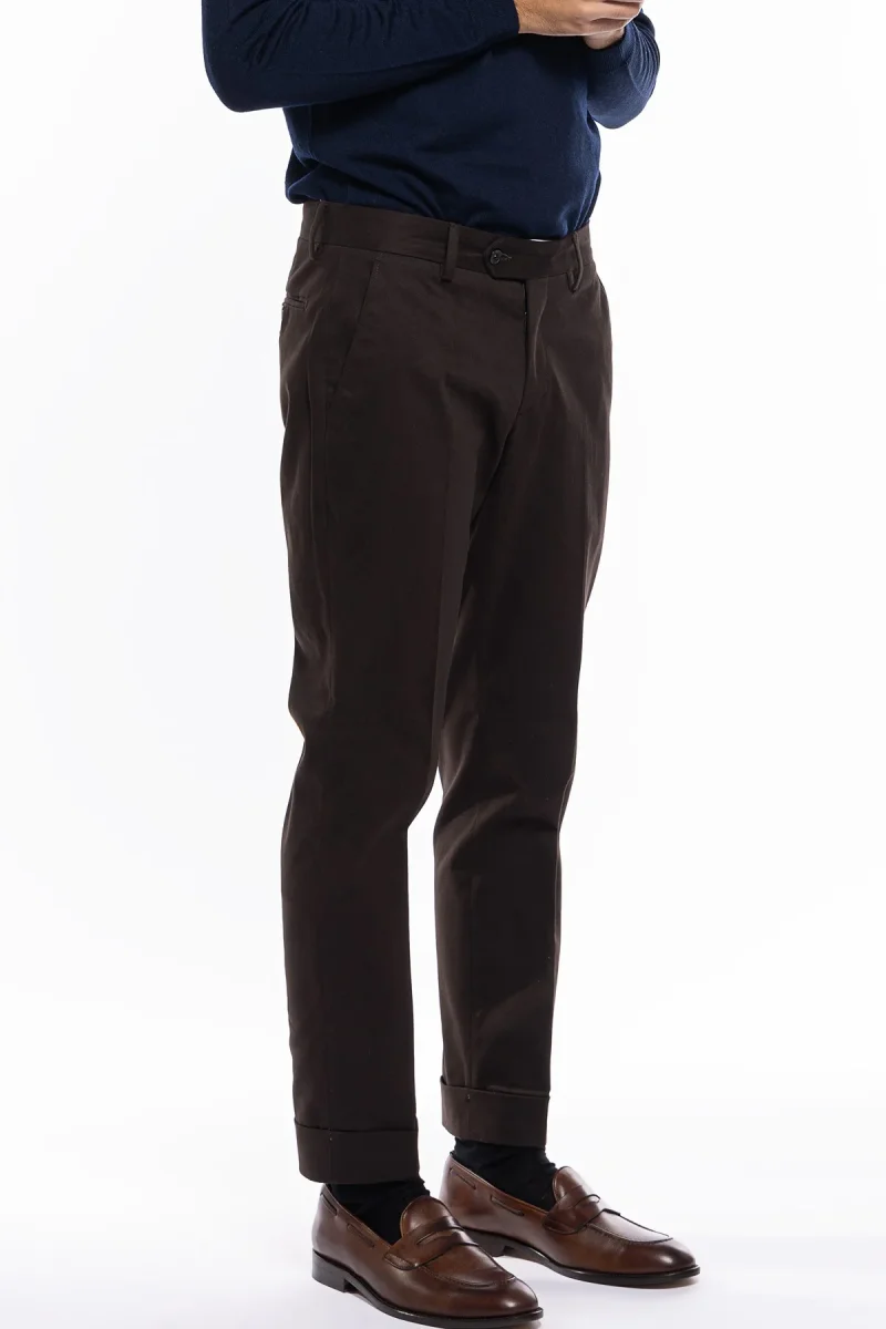 Pantalone uomo marrone tasca america in cotone slim fit con risvolto di 5cm - immagine 4