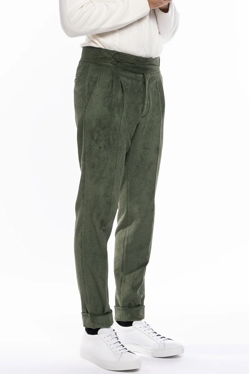 Pantalone uomo verde militare vita alta biforcato doppia pinces in velluto a costine strette - immagine 4