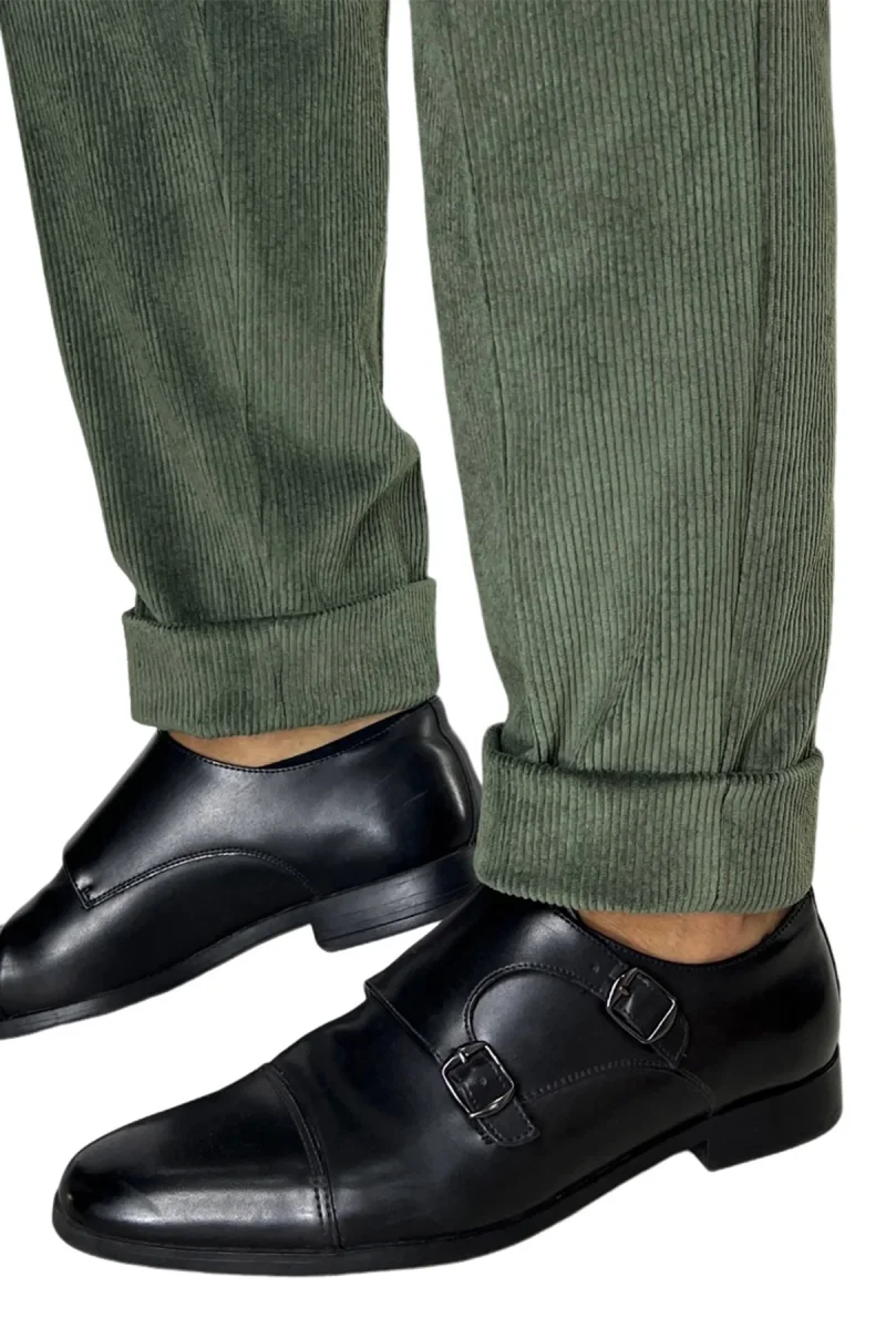 Pantalone uomo verde militare vita alta biforcato doppia pinces in velluto a costine strette - immagine 7