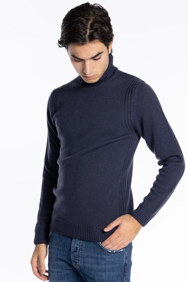 Maglione da uomo collo alto Blu pura lana con trame interne ai lati maniche lunghe - immagine 3