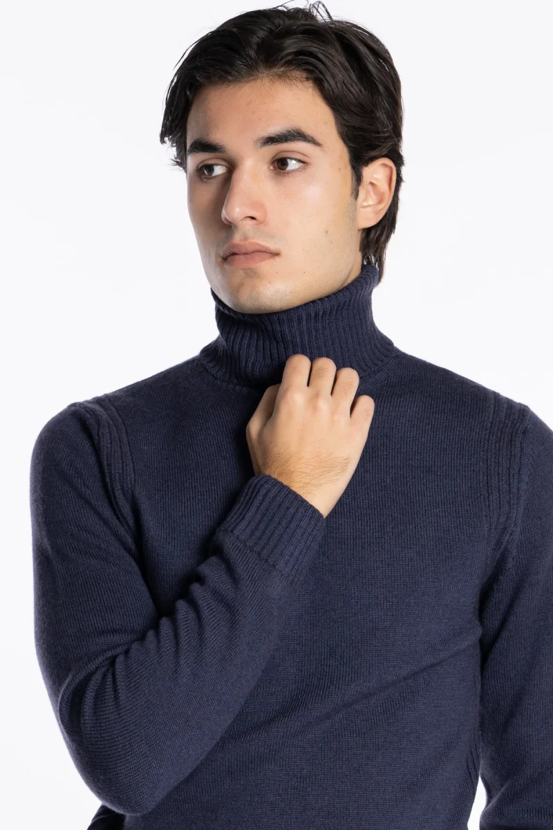 Maglione da uomo collo alto Blu pura lana con trame interne ai lati maniche lunghe - immagine 5