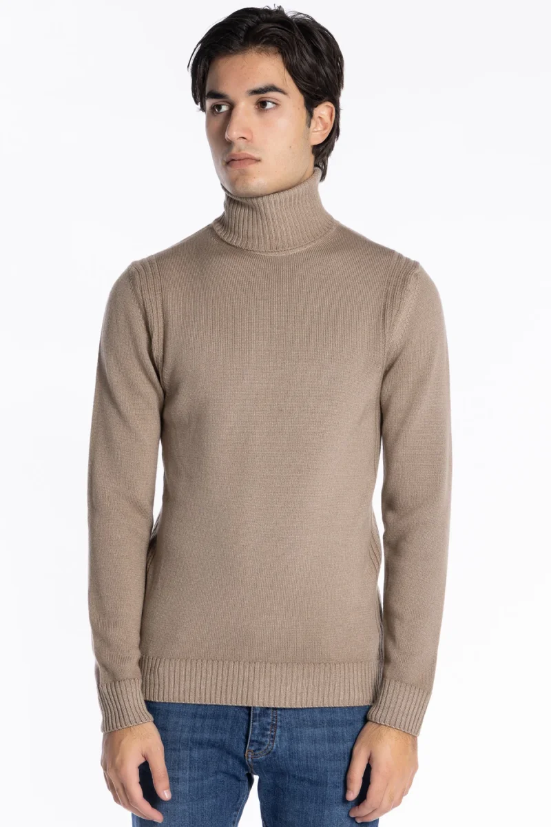 Maglione da uomo collo alto fango pura lana con trame interne ai lati maniche lunghe - immagine 2