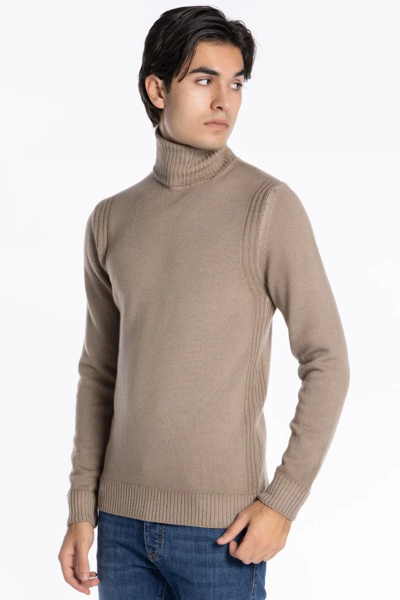 Maglione da uomo collo alto fango pura lana con trame interne ai lati maniche lunghe - immagine 3