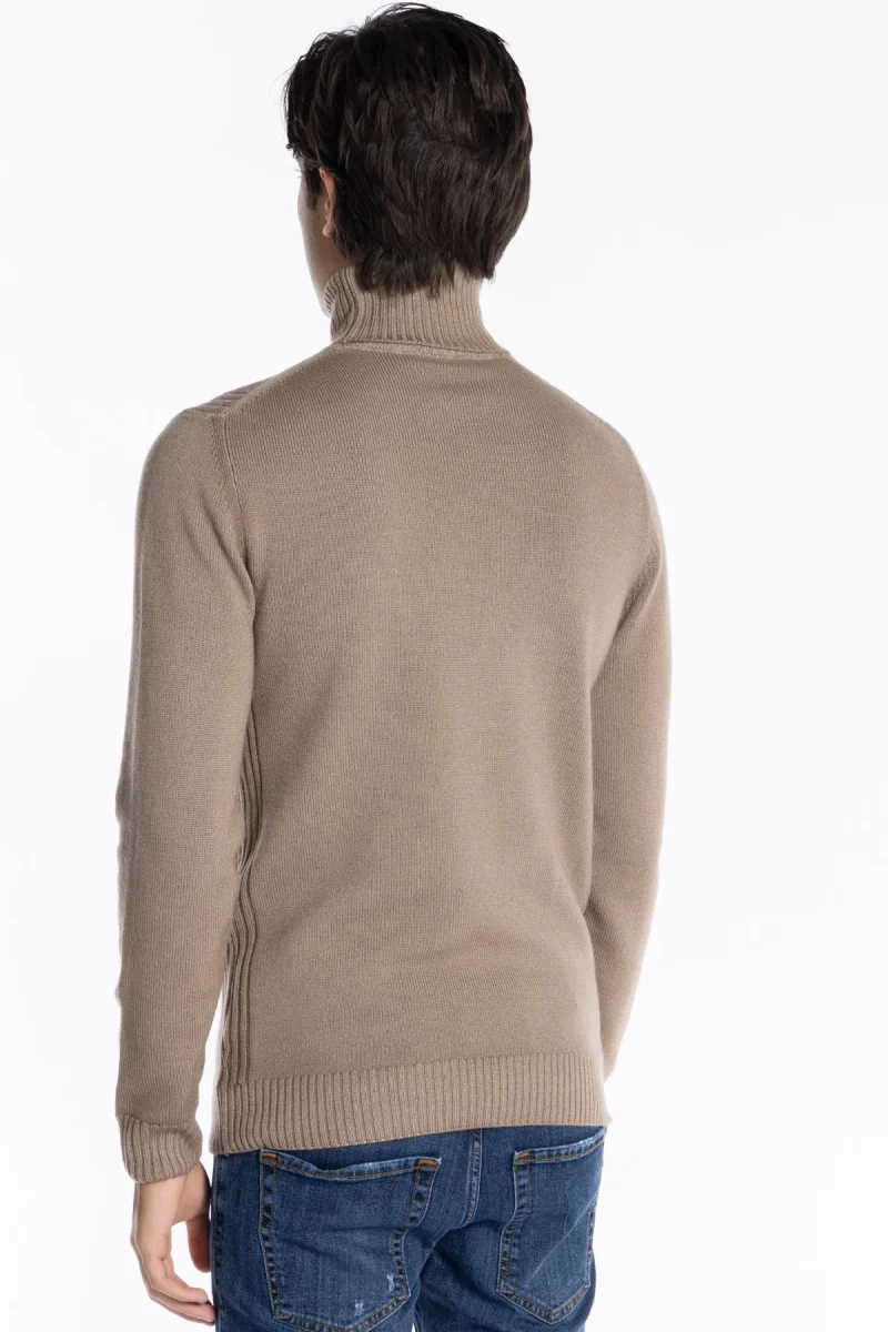 Maglione da uomo collo alto fango pura lana con trame interne ai lati maniche lunghe - immagine 4