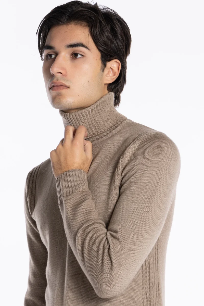 Maglione da uomo collo alto fango pura lana con trame interne ai lati maniche lunghe - immagine 5