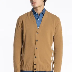 Cardigan da uomo in in lana mista cammello con fasce bianche laterali e dietro i polsi 6 bottoni