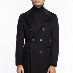 Cappotto uomo nero doppiopetto 6 bottoni con martingala sul retro e polsi con due bottoni.