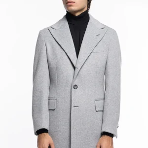 Cappotto uomo grigio chiaro monopetto con martingala sul retro e tasche a filo con pattina