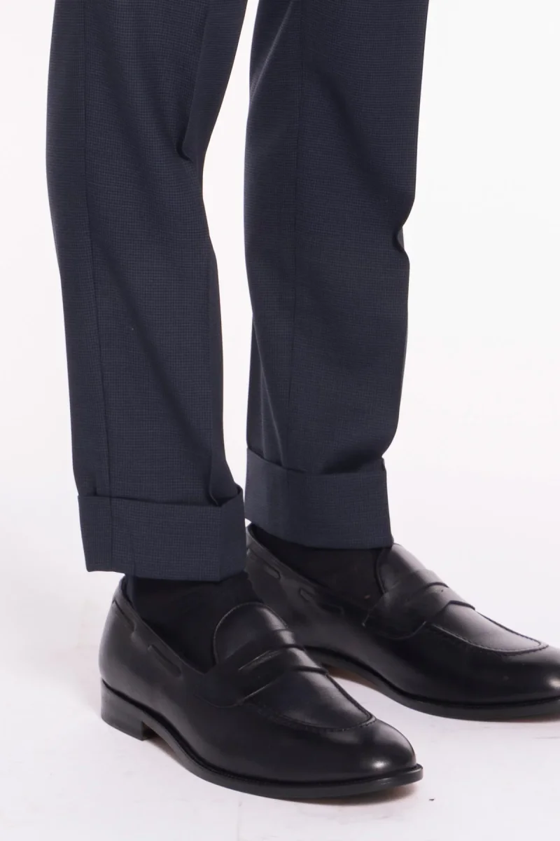 Pantalone uomo blu pied de poule vita alta Con 2 pinces in fresco lana super 120’s Holland & Sherry risvolto 5cm - immagine 7