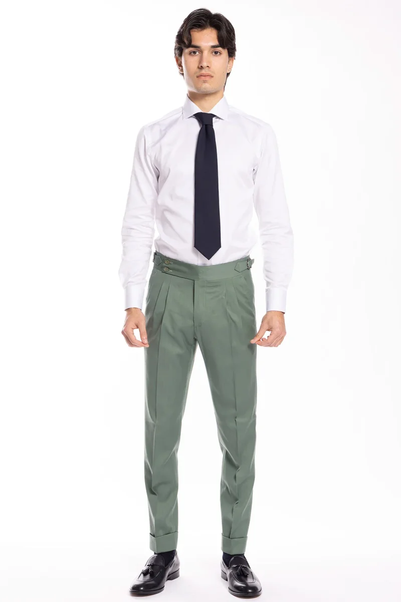Pantalone uomo verde salvia in fresco lana super 130’s Bristol tessuti Napoli vita alta con fibbie laterali e doppia pinces - immagine 3