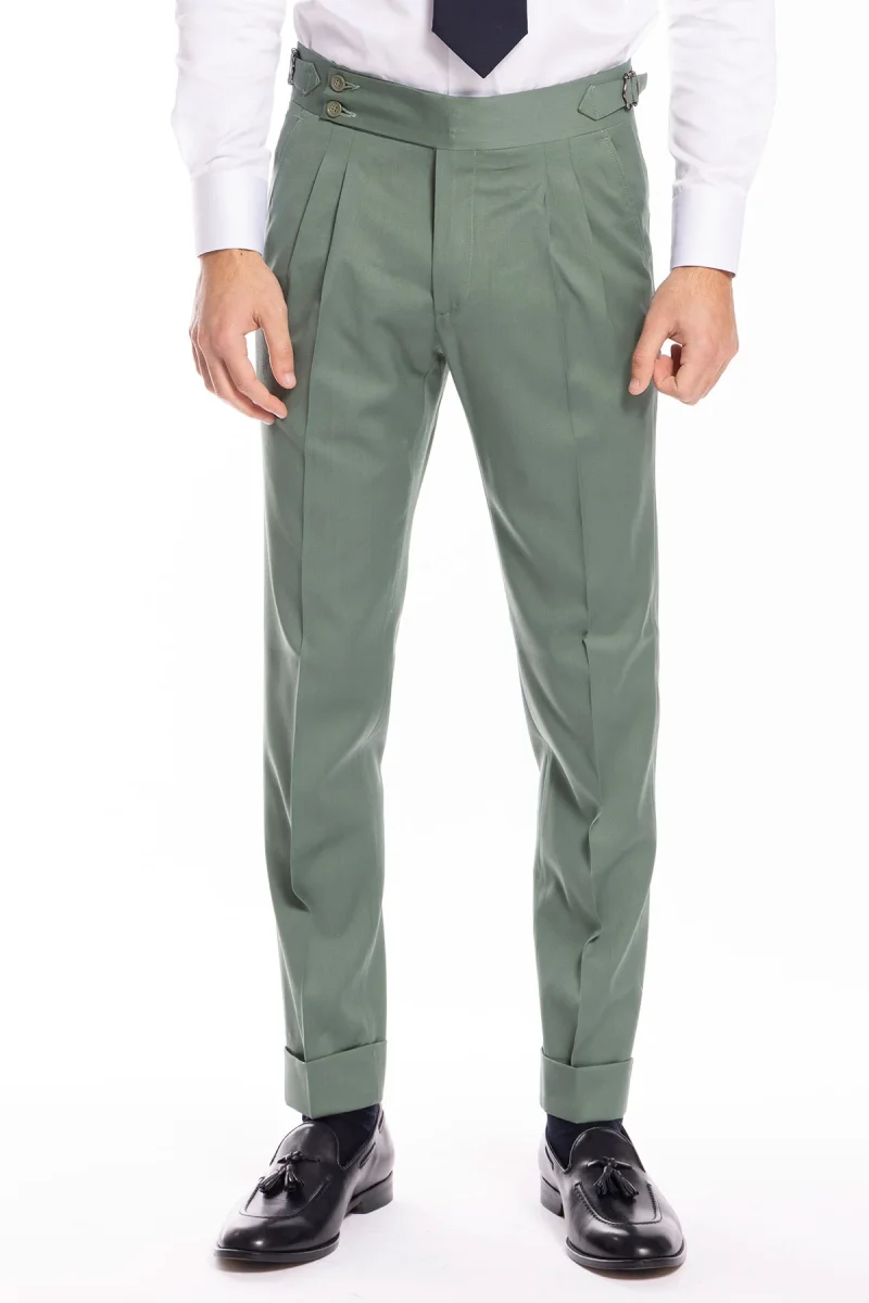 Pantalone uomo verde salvia in fresco lana super 130’s Bristol tessuti Napoli vita alta con fibbie laterali e doppia pinces - immagine 2
