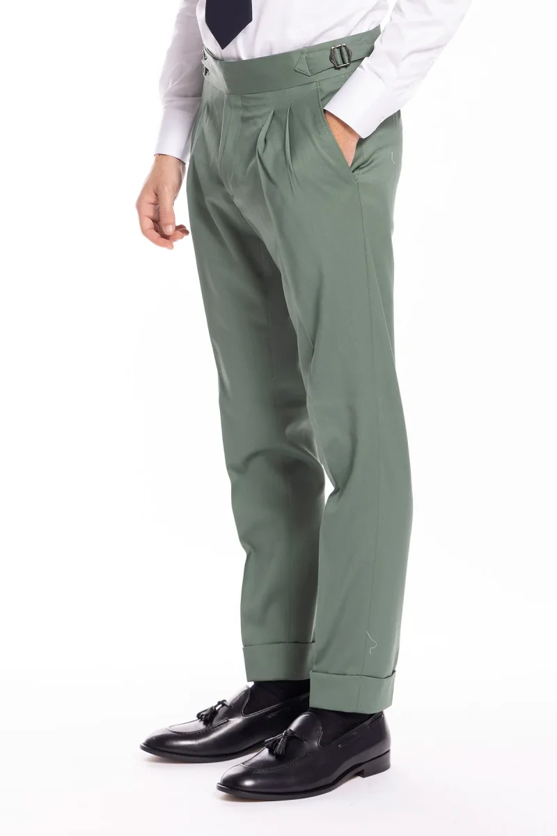 Pantalone uomo verde salvia in fresco lana super 130’s Bristol tessuti Napoli vita alta con fibbie laterali e doppia pinces - immagine 4