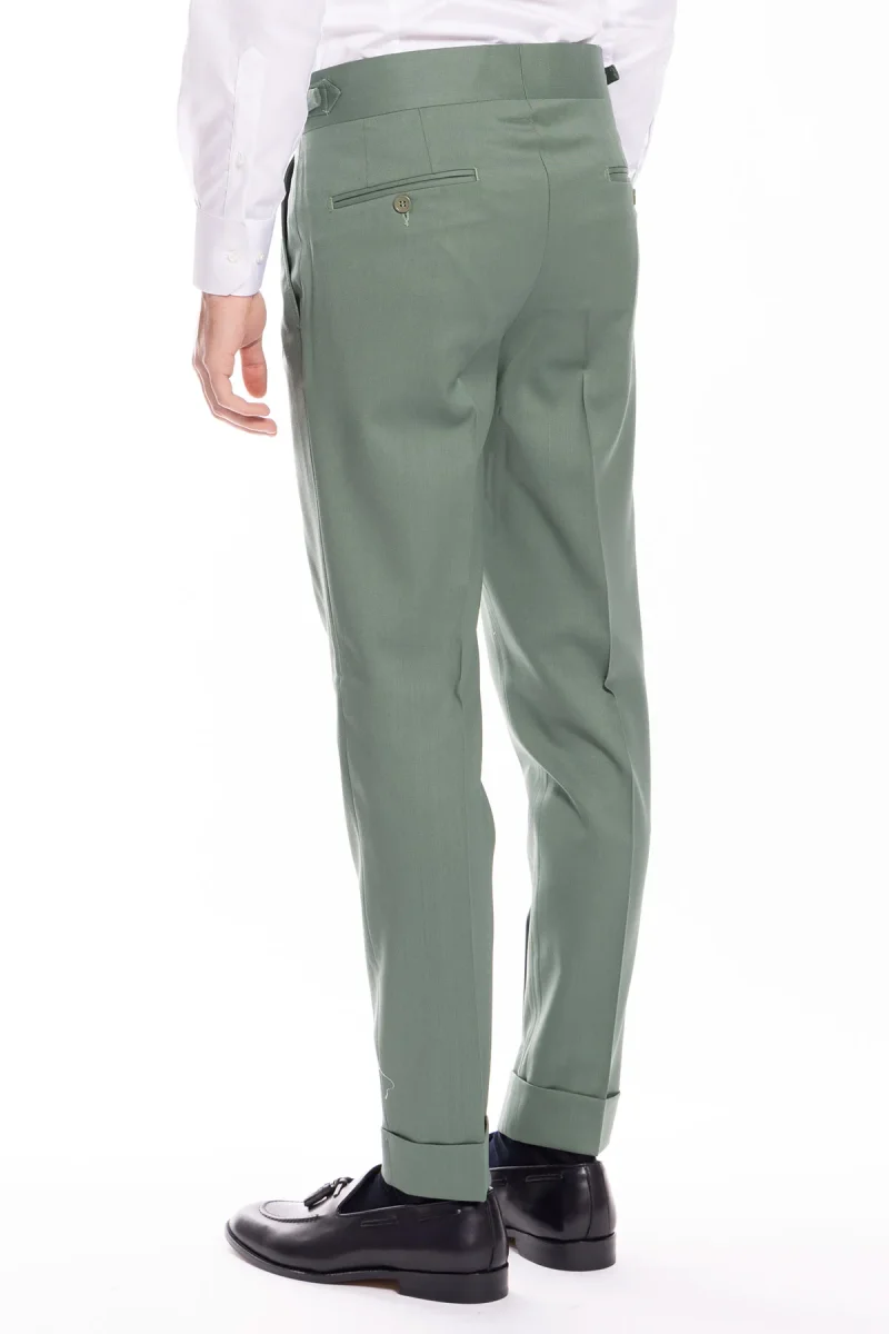 Pantalone uomo verde salvia in fresco lana super 130’s Bristol tessuti Napoli vita alta con fibbie laterali e doppia pinces - immagine 5