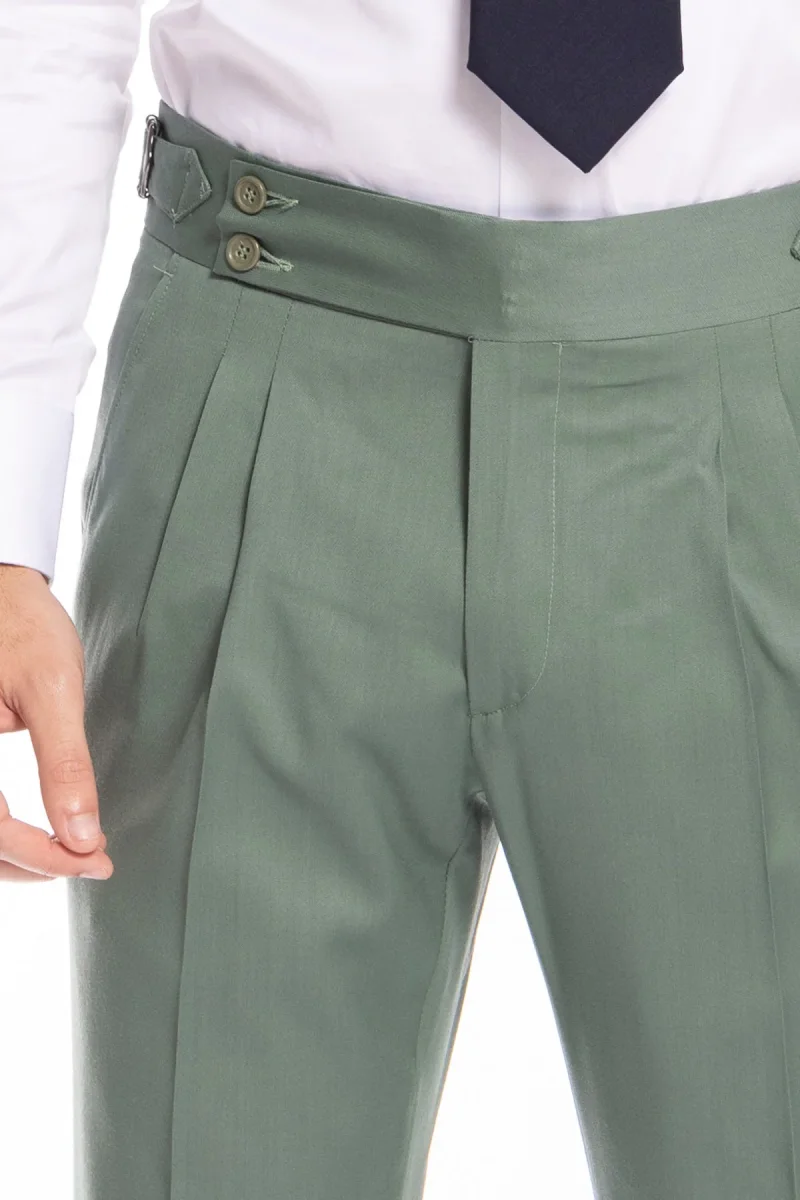 Pantalone uomo verde salvia in fresco lana super 130’s Bristol tessuti Napoli vita alta con fibbie laterali e doppia pinces - immagine 6