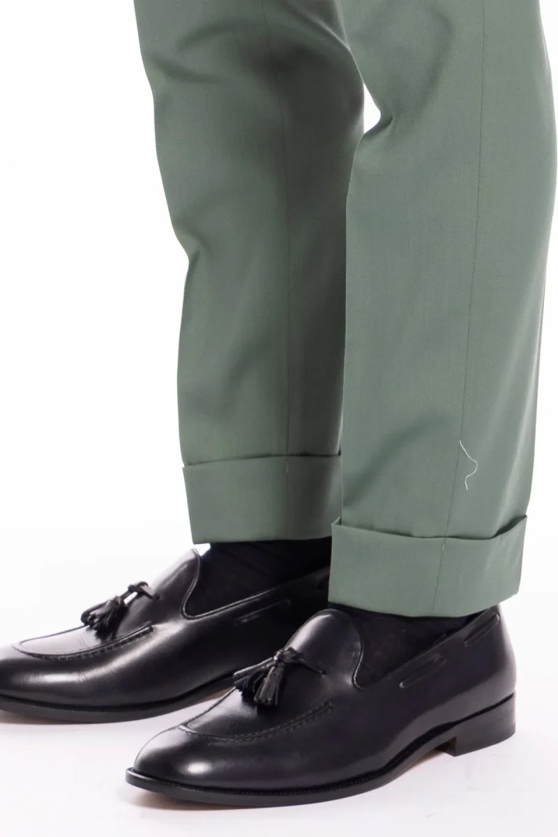 Pantalone uomo verde salvia in fresco lana super 130’s Bristol tessuti Napoli vita alta con fibbie laterali e doppia pinces - immagine 7