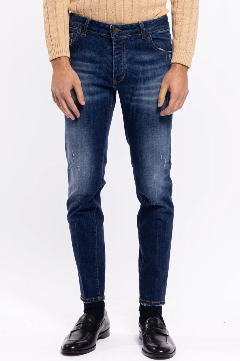 Jeans da uomo lavaggio medio sabbiato modello 5 tasche con lievi rotture vestibilità slim leggermente elasticizzato