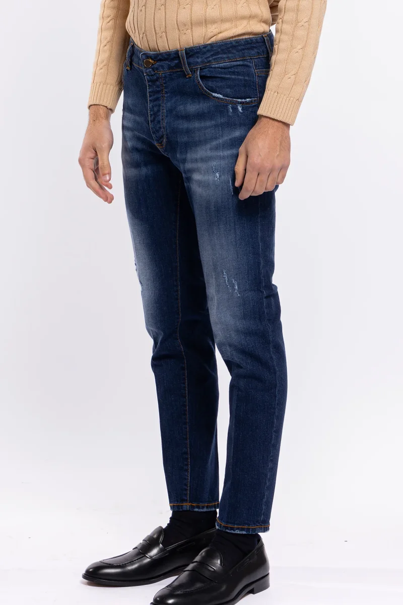 Jeans da uomo lavaggio medio sabbiato modello 5 tasche con lievi rotture vestibilità slim leggermente elasticizzato - immagine 3