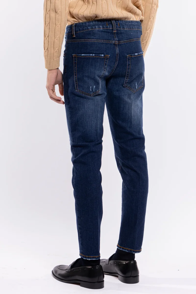 Jeans da uomo lavaggio medio sabbiato modello 5 tasche con lievi rotture vestibilità slim leggermente elasticizzato - immagine 4
