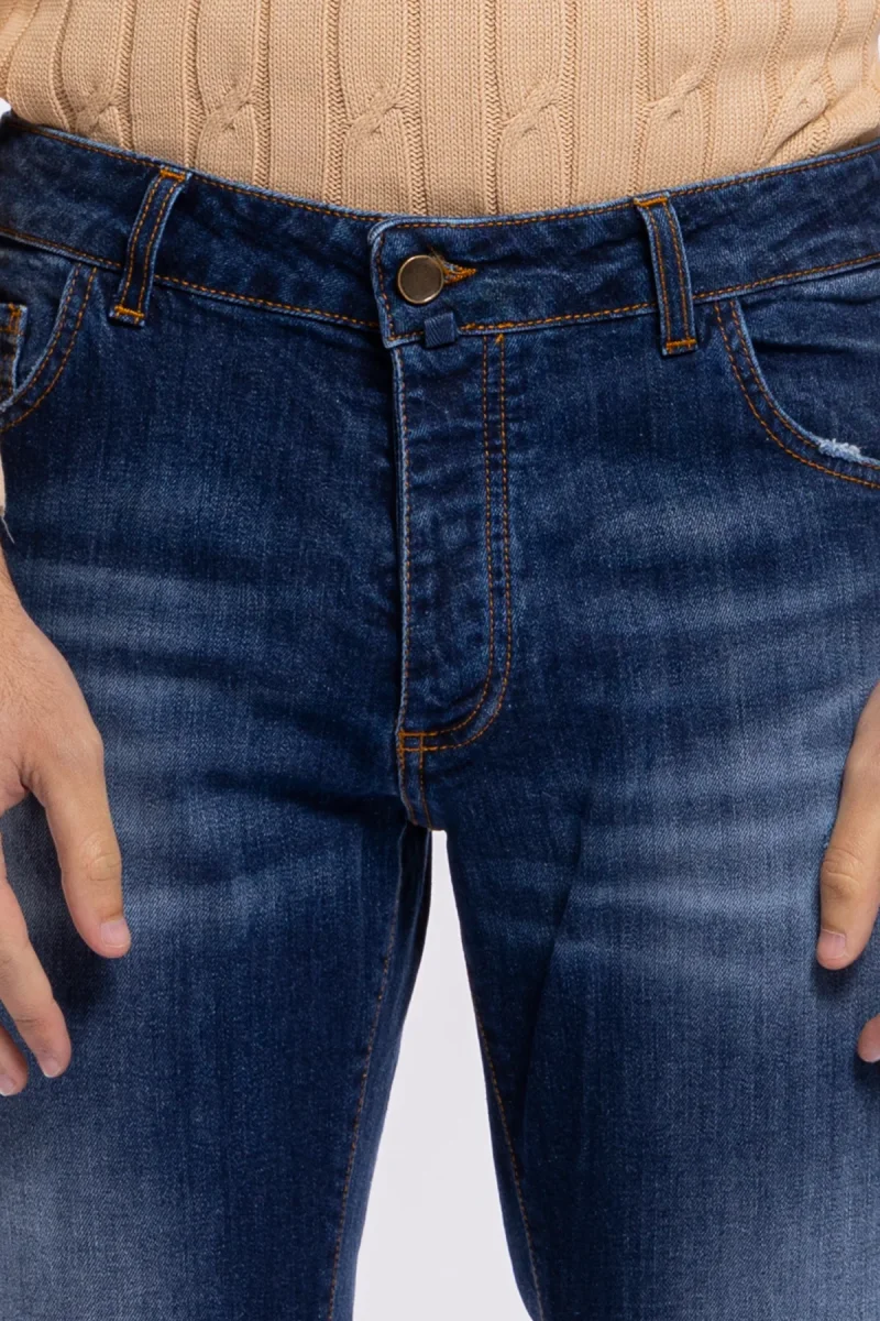 Jeans da uomo lavaggio medio sabbiato modello 5 tasche con lievi rotture vestibilità slim leggermente elasticizzato - immagine 5