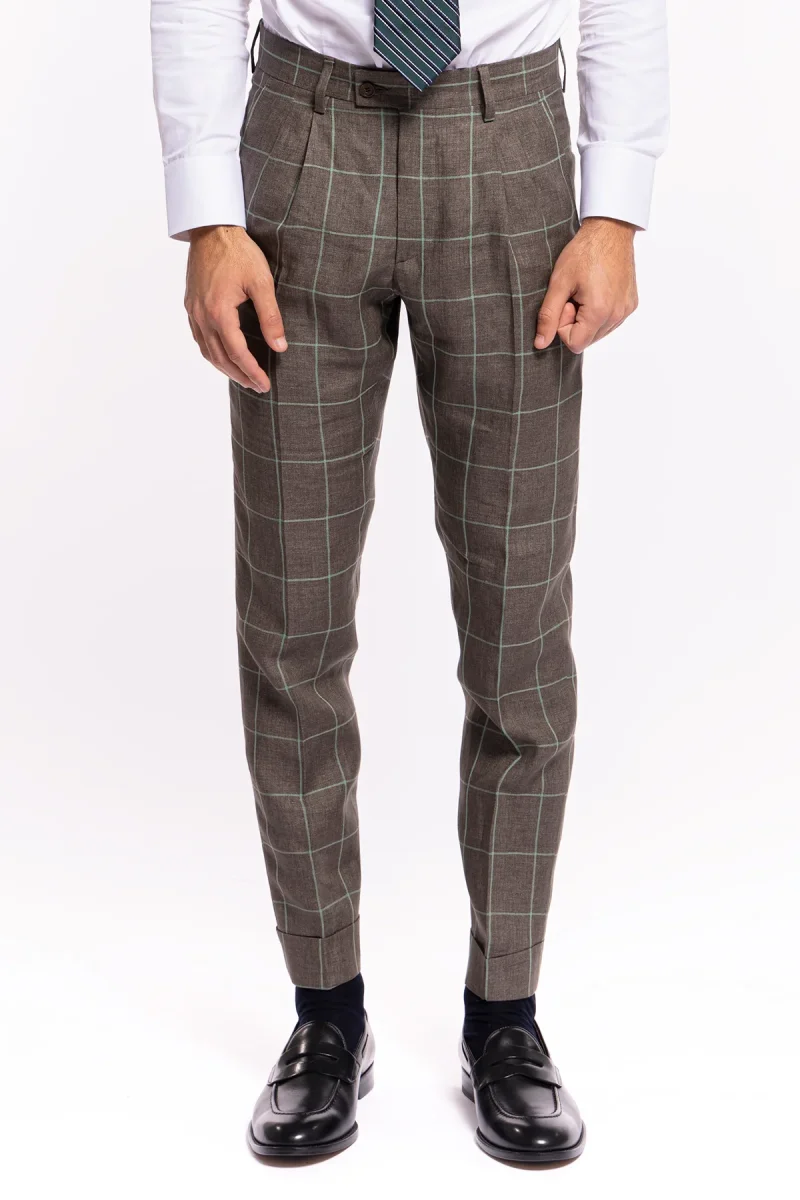Pantalone uomo vita alta marrone fantasia quadri grandi verdi lino e cotone Bristol Tessuti con doppia pinces e risvolto - immagine 2